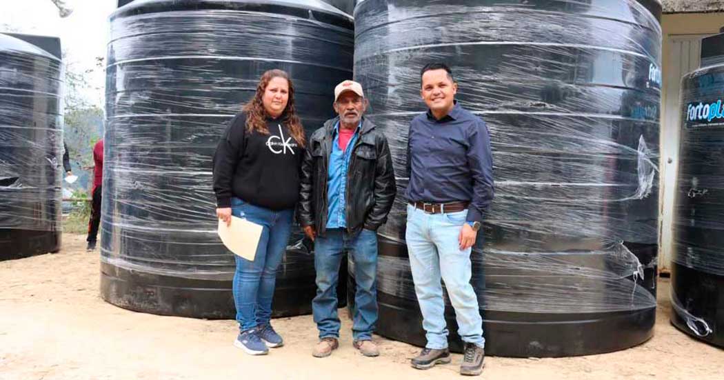 Entrega-de-Tinacos-en-Puerto-de-Escanelilla-para-la-Captacion-de-Agua-Pluvial-2 Entrega de Tinacos en Puerto de Escanelilla para la Captación de Agua Pluvial