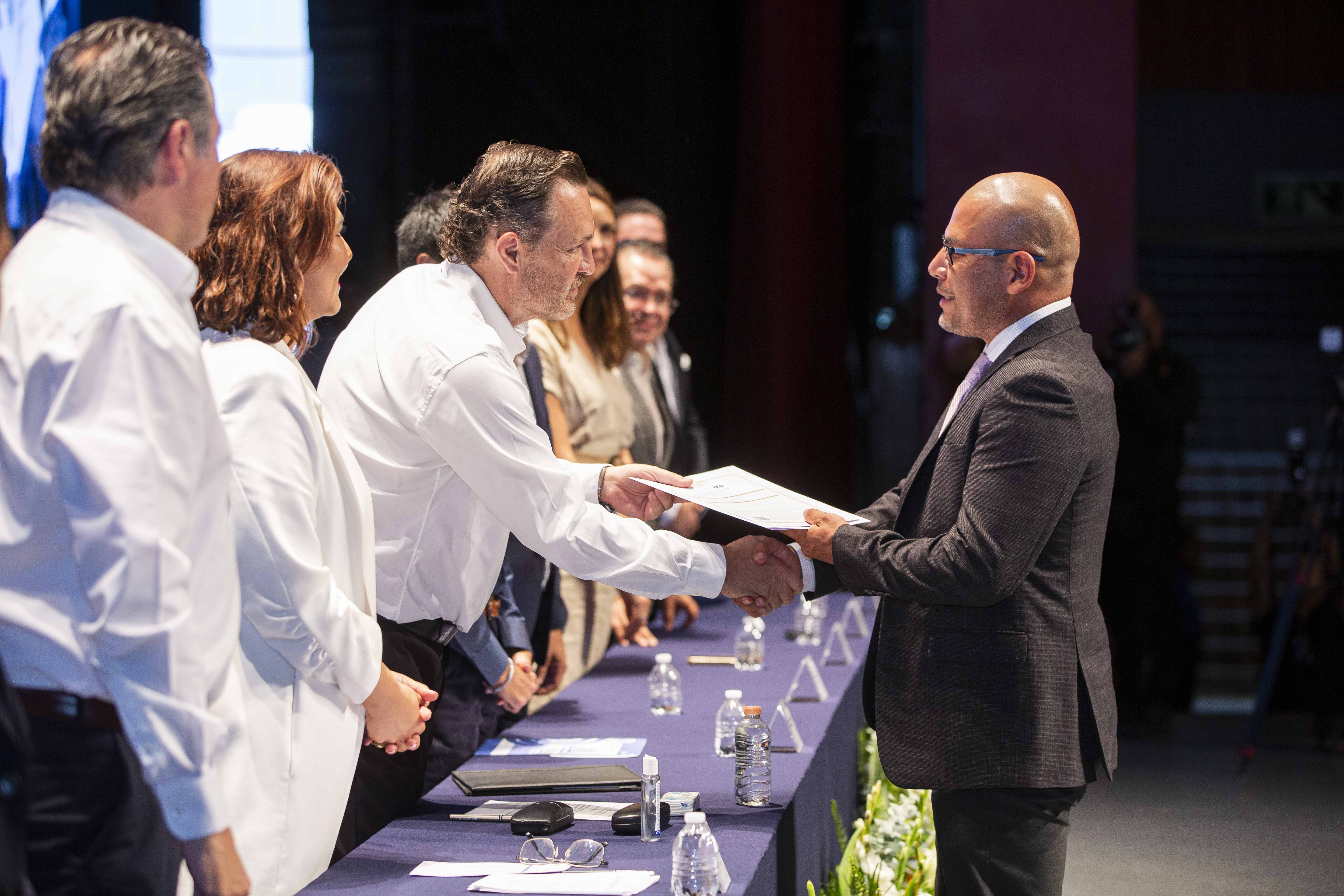 Encabeza-MKG-graduacion-de-bachillerato-para-adultos-del-programa-Contigo-nadie-se-quede-atras Encabeza MKG graduación de bachillerato para adultos del programa Contigo, nadie se quede atrás