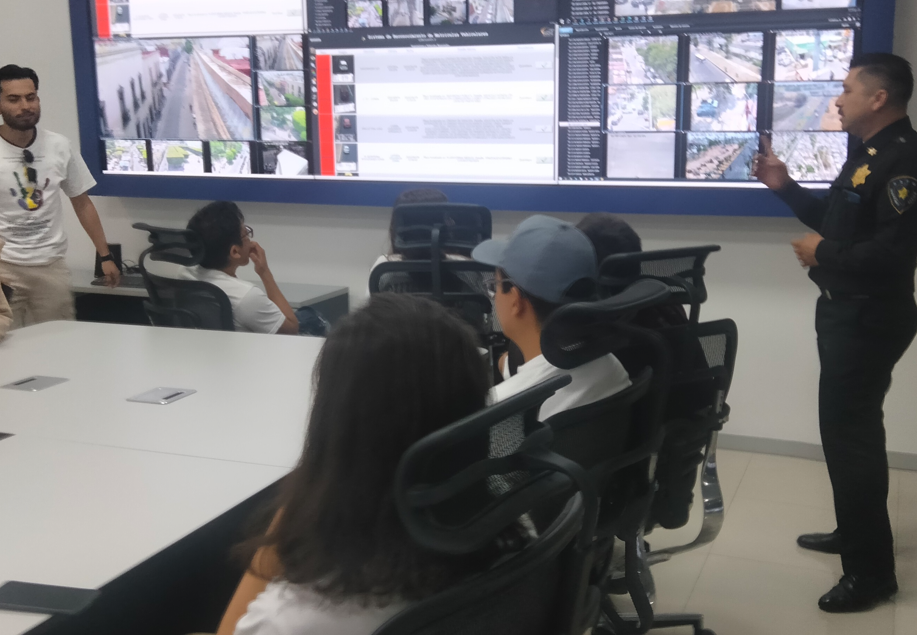 Estudiantes-Universitarios-y-Juventudes-de-SOS-Discriminacion-Internacional-Queretaro- Estudiantes Universitarios y Juventudes de SOS Discriminación Internacional Querétaro Fortalecen sus Habilidades en Seguridad en el C4 de la SSPMQ