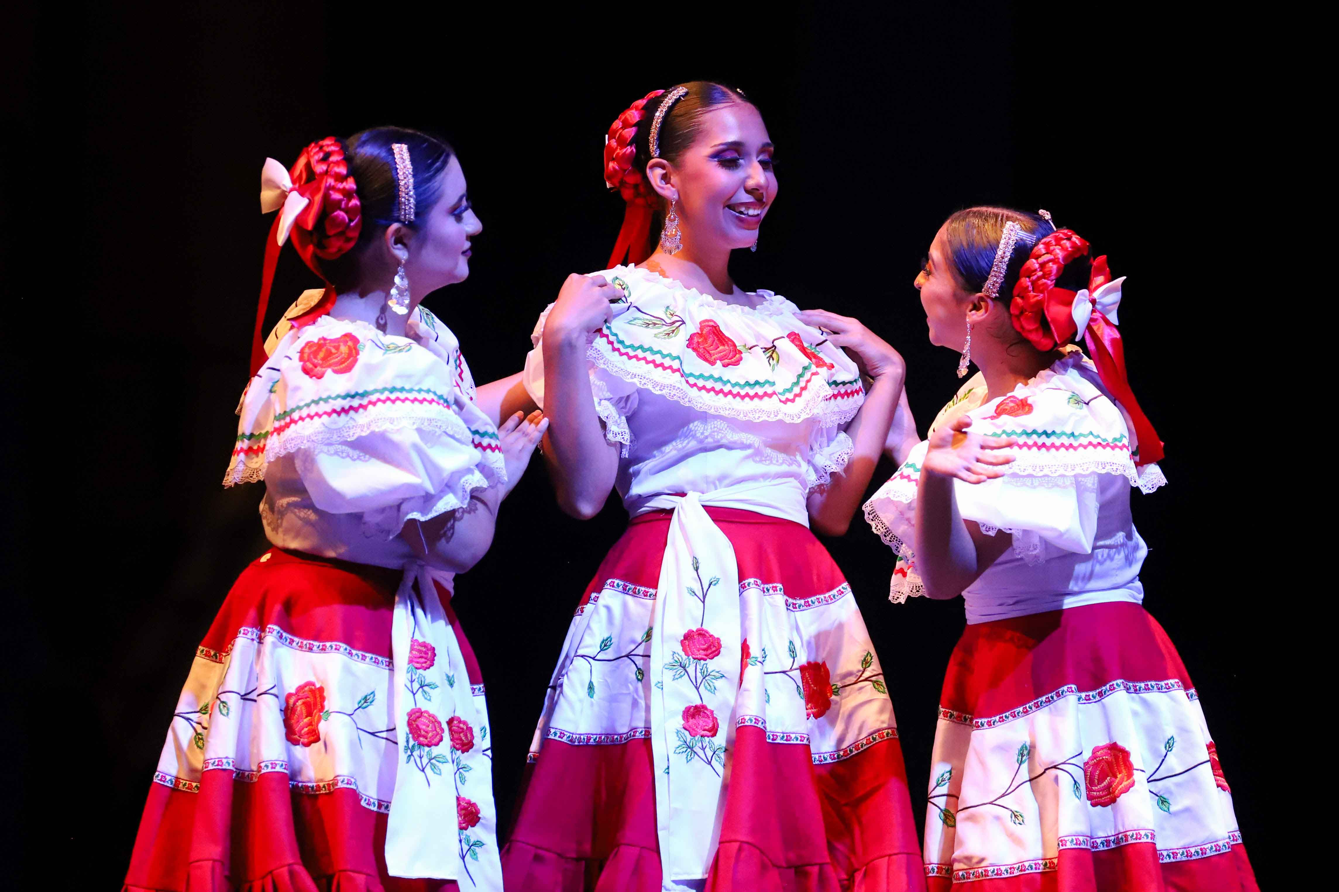 Estudiantes-de-Artes-UAQ-brillan-en-Gala-Folklorica-de-graduacion-2 Estudiantes de Artes UAQ brillan en “Gala Folklórica” de graduación