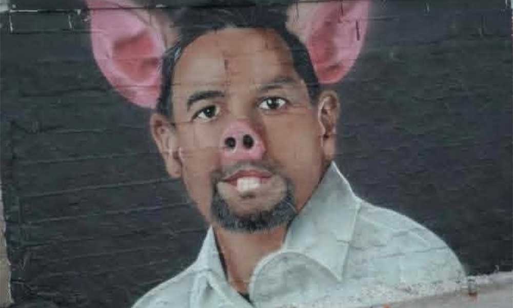 Detienen-a-grafiteros-por-pintar-al-alcalde-con-rasgos-de-cerdo ¡Polémica en Ciudad Juárez! Detienen a grafiteros por pintar al alcalde con rasgos de cerdo