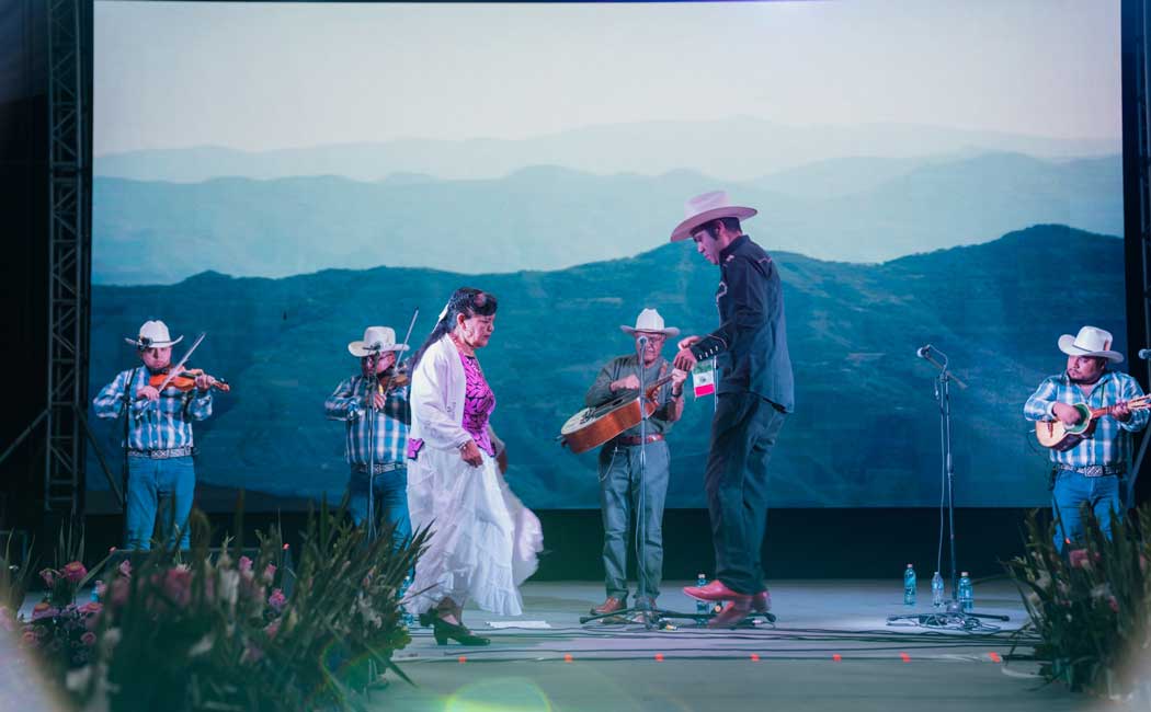 Huapangueada-reune-a-cientos-en-el-Teatro-del-Pueblo-durante-la-Feria-Jalpan-2026-8 ?? Huapangueada reúne a cientos en el Teatro del Pueblo durante la Feria Jalpan 2026