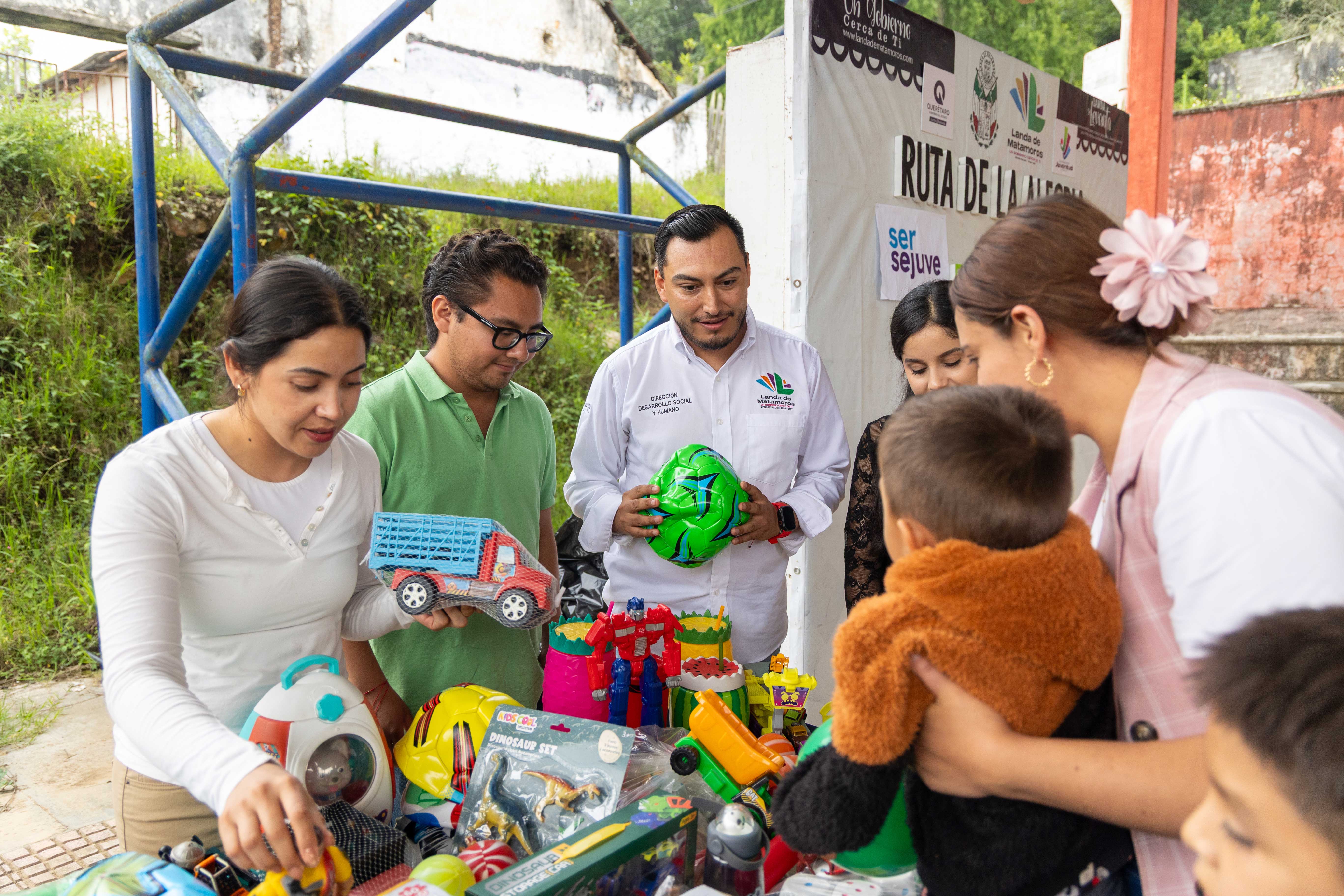 Reparten-juguetes-y-libros-en-comunidades-de-la-Sierra-Gorda Reparten juguetes y libros en comunidades de la Sierra Gorda a través de la «Ruta de la Alegría»