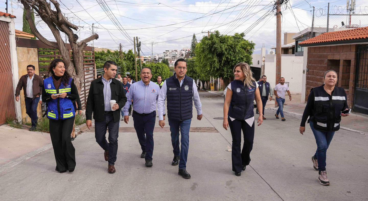 Atienden-y-reparan-socavones-en-la-colonia-Tejeda00002 Atienden y reparan socavones en la colonia Tejeda