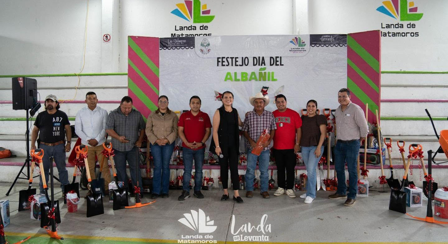 Yuni-Benitez-reconoce-el-trabajo-de-los-albaniles-de-Landa-de-Matamoros00002 Yuni Benítez reconoce el trabajo de los albañiles de Landa de Matamoros
