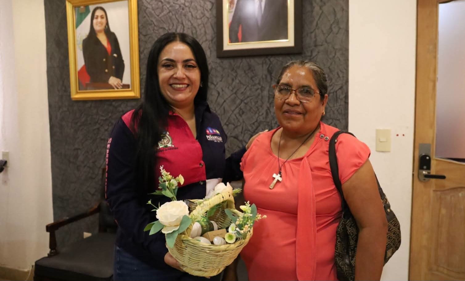 Ana-Karen-recibe Alcaldesa de Peñamiller Ana Karen Jiménez impulsa a las mujeres productoras del Pilón