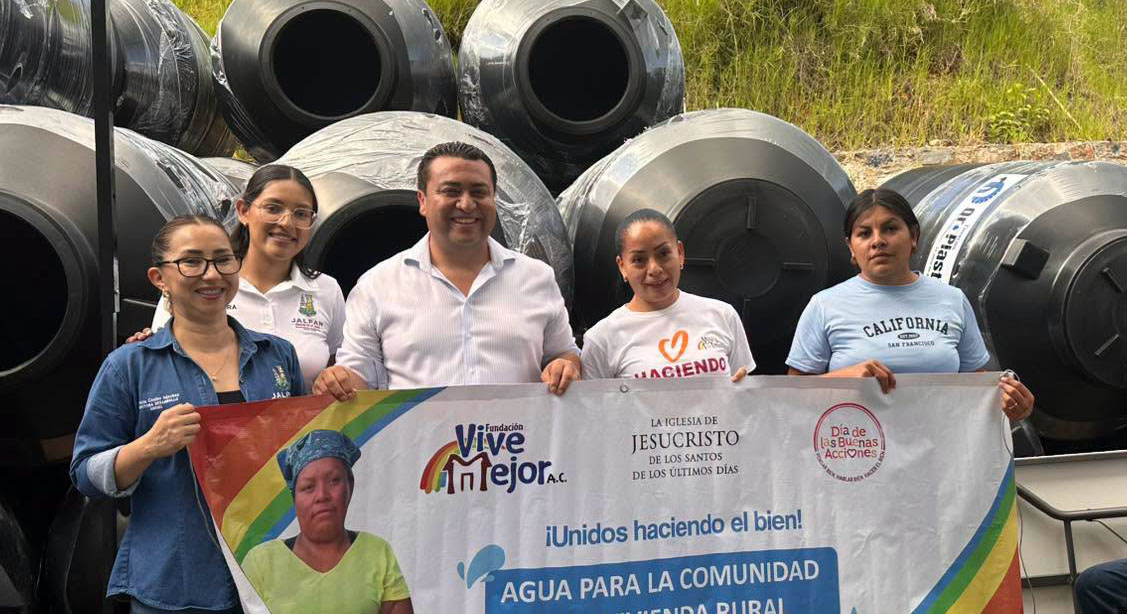 Entrega Rubén Hernández 48 tinacos y sistemas de filtración en comunidades de Jalpan