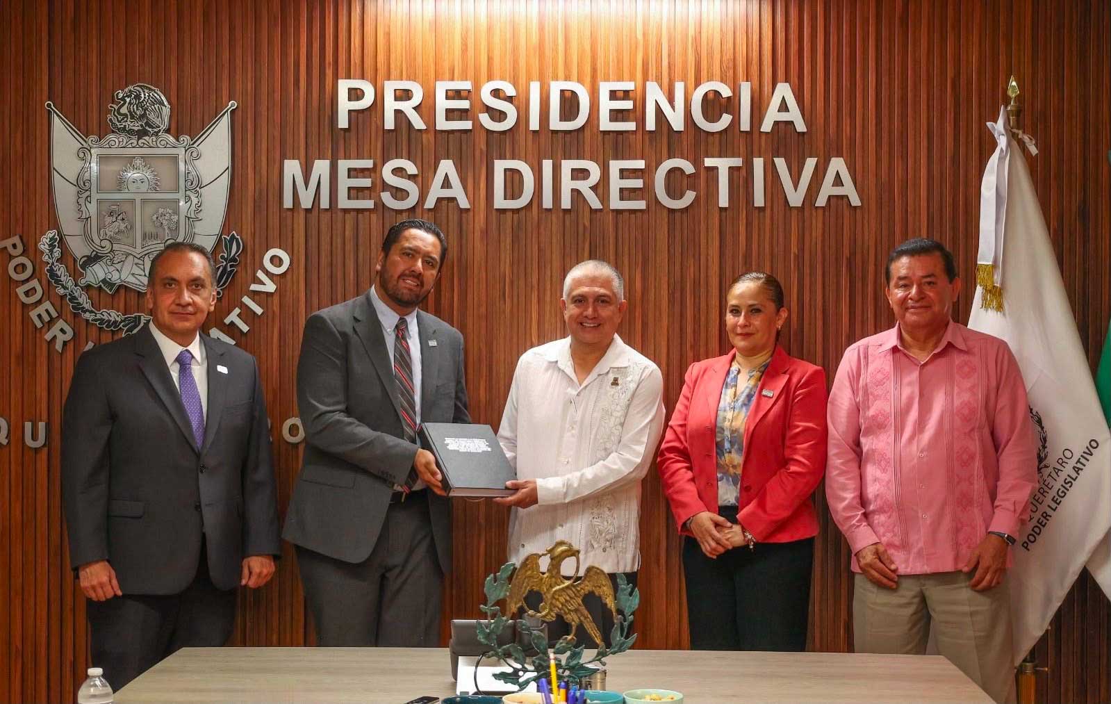 electoral-presentada-por-el-TEEQ Recibe Sinuhé Piedragil iniciativa de reforma en materia político-electoral presentada por el TEEQ