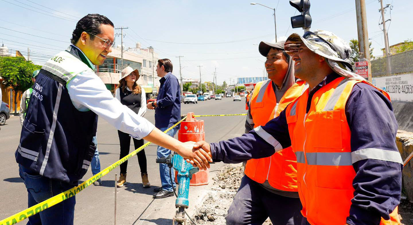 Chepe_Guerrero_supervisa_construccion_de_nueva_parada_de_autobus_en_Avenida_Candiles00002.png Chepe Guerrero supervisa construcción de nueva parada de autobús en Avenida Candiles