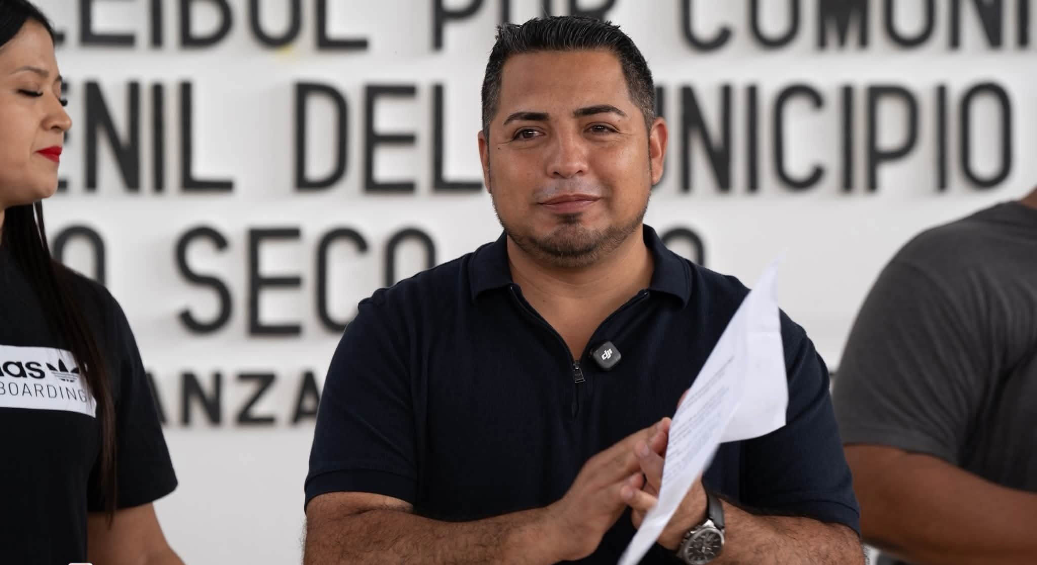 Fernando Sánchez Gil fortalece el deporte con uniformes para 24 equipos de voleibol
