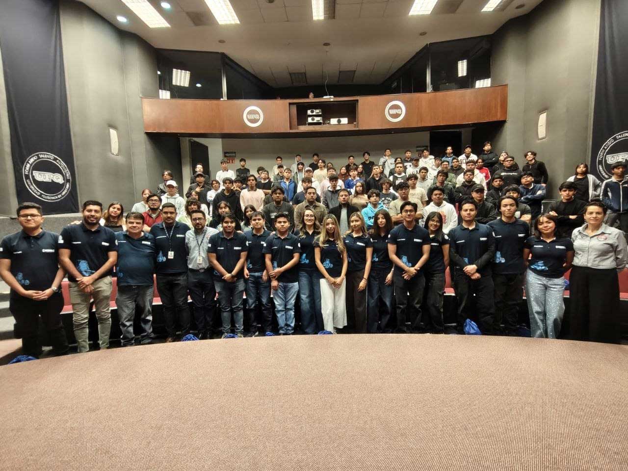 Abanderan-a-equipo-2 Abanderan a equipo de la Universidad Politécnica de Querétaro rumbo a la competencia internacional BAJA SAE en Ohio
