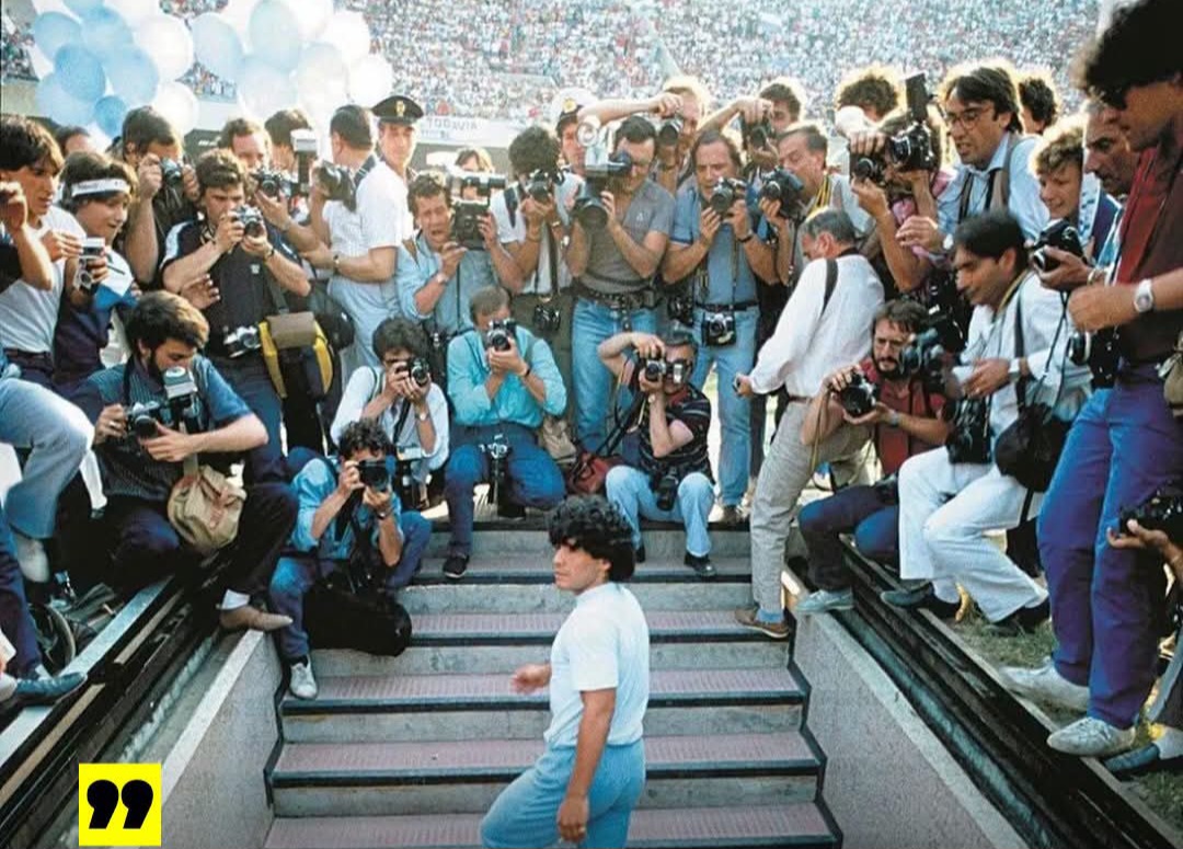 Maradona-en-Napoli Maradona llego a un Napoles que venia de segunda división y gano la Serie A