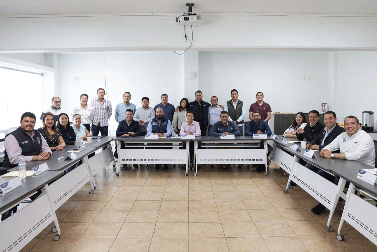 Sostiene-el-secretario-Ernesto Sostiene el secretario Ernesto Mejía Botello reunión de trabajo con alcaldes y representantes municipales