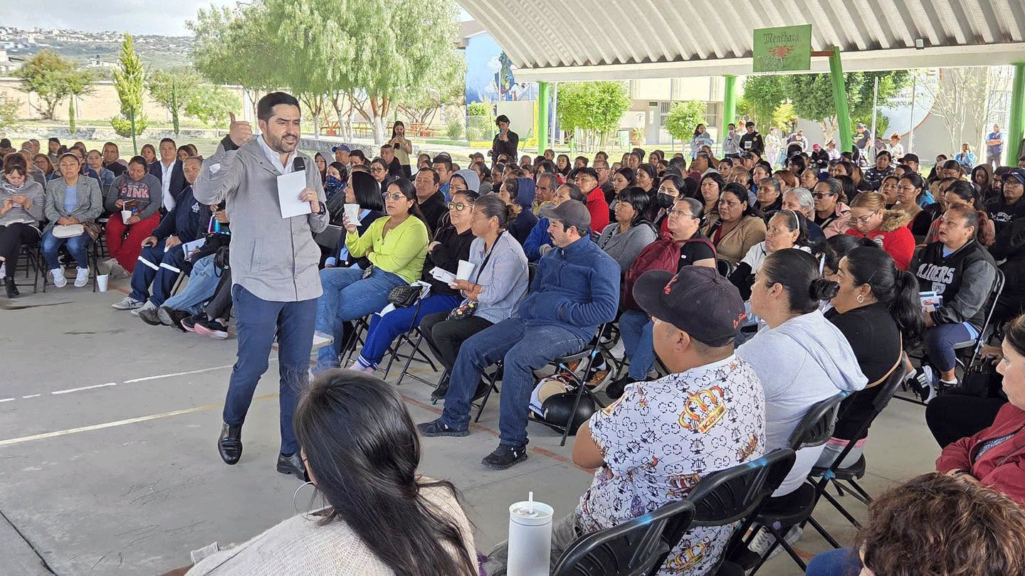 Brinda el senador Agustín Dorantes plática a más de 200 familias sobre prevención de riesgos digitales en el CECyTEQ Menchaca