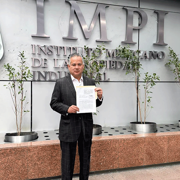 Presenta-Santiago-Nieto-2 Presenta Santiago Nieto denuncia ante el IMPI por uso indebido del logotipo federal en espectaculares contra el Tren México-Querétaro